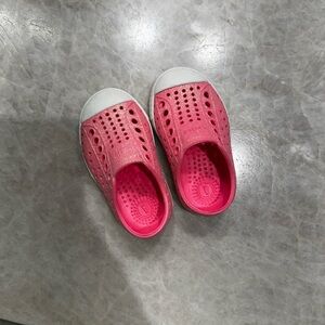 Kids Pink Sparkly Natives slip on water shoes size 4